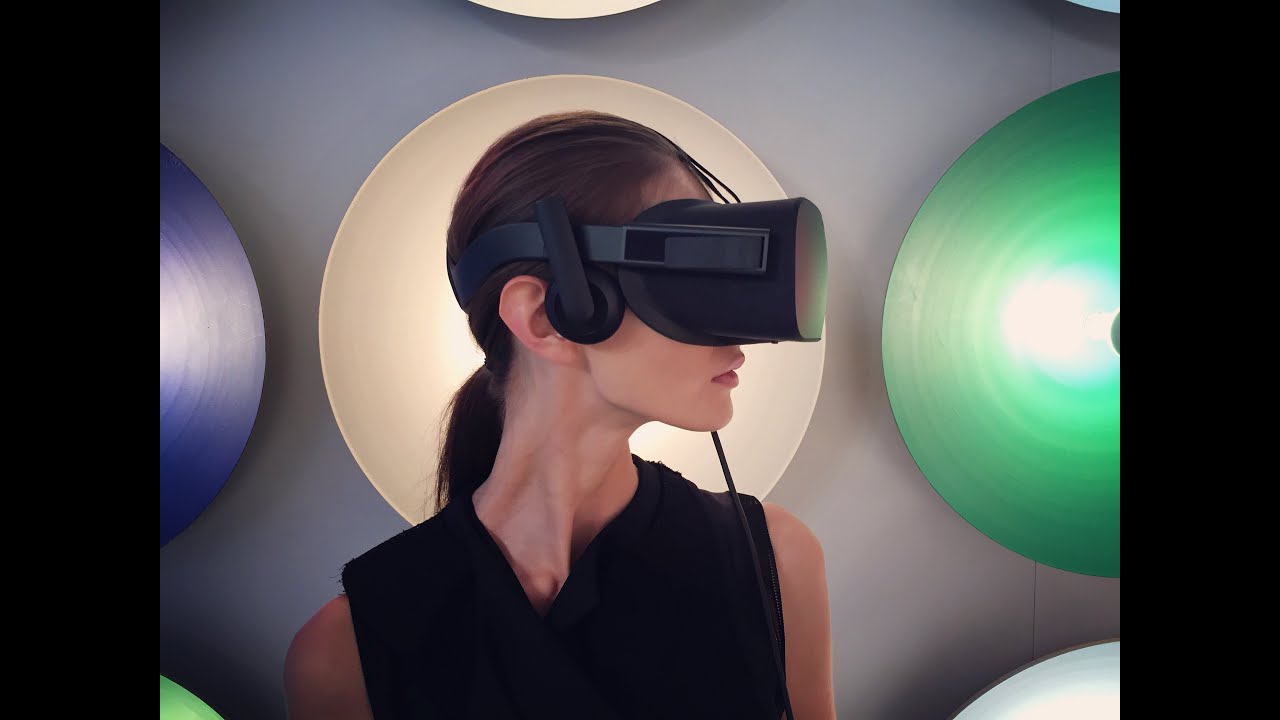 BOSS Womenswear Runway Show in 360°: lights, camera...