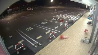 突風駆け抜け、車も動く 島根・益田市、住宅や店に被害
