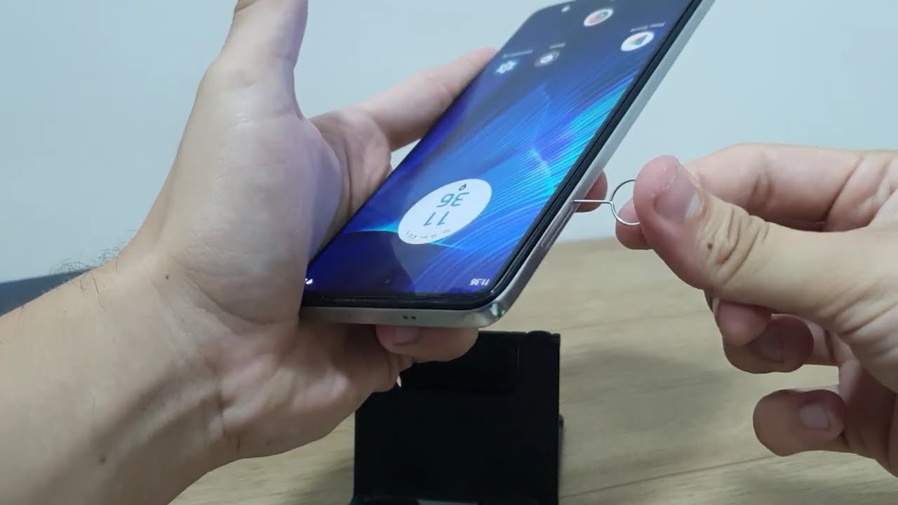 So setzen Sie Chip und Speicherkarte in das Moto G50 ein