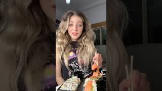 الساعة  الصبح طلبت سوشي جيبولي سوشي سمعها