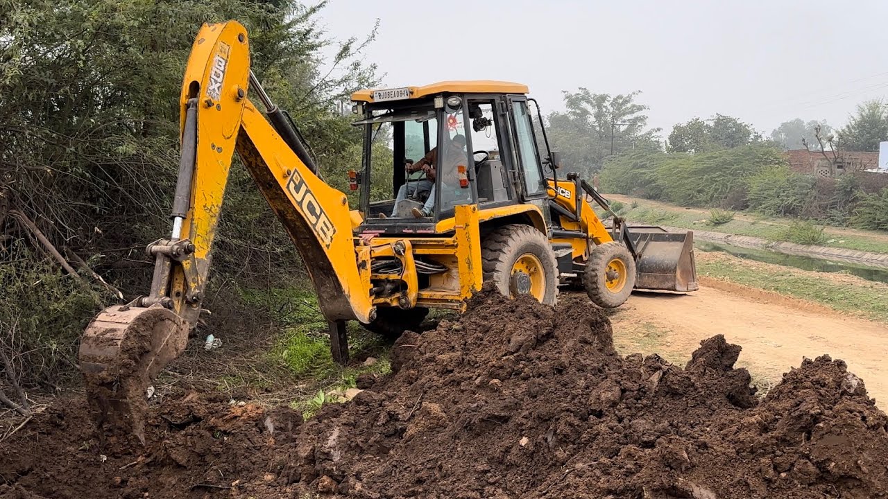 JCB 3DX EXTRA Excavating soil for Foundation JCB BACKHOE LOADER