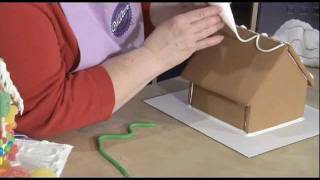 How to Pipe Garlands for your Gingerbread House