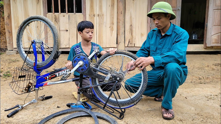 Dat's bike was broken, the kind policeman came to help Dat fix it