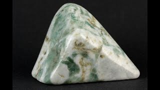 糸魚川産 翡翠 原石 磨き 214g / Japanese Jadeite - YouTube