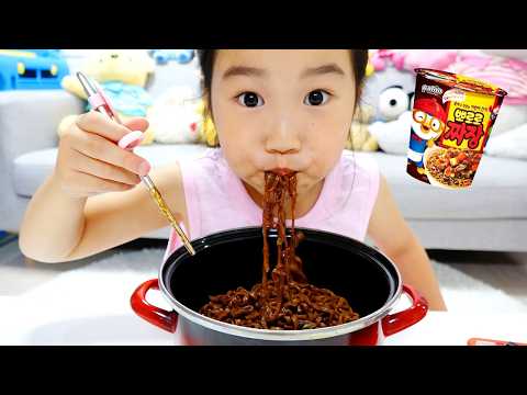 Boram and Conan Learn How To Make Black Noodle for Kids