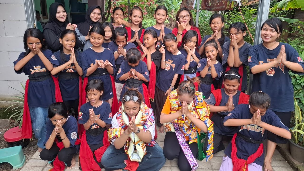 Kasih Bingkisan Sebelum Libur Ramadhan Ke Teh Janet dan Teh Mala