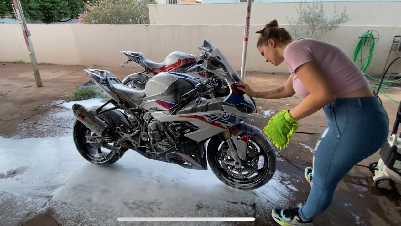 CONTRATEI A LOIRA GATA PRA LAVAR MINHAS MOTOS 🤣🤣