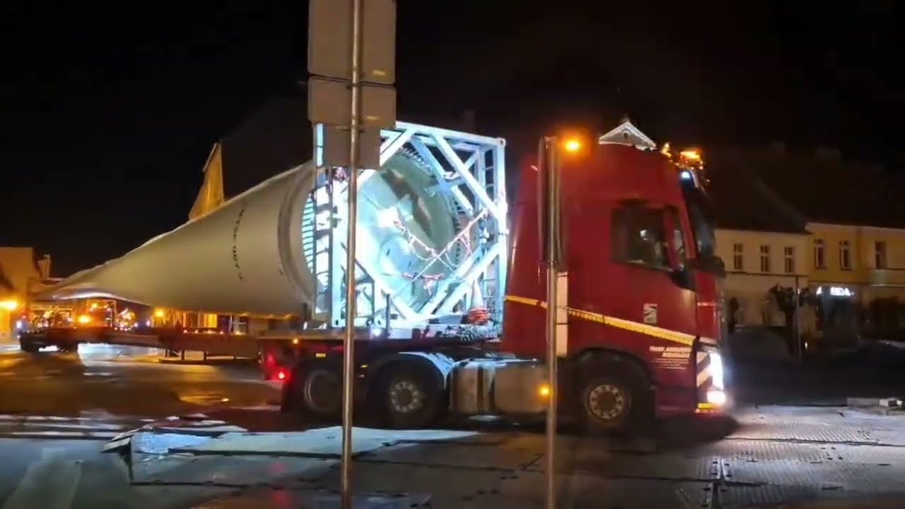 Przez Śmigiel przejechał transport gabarytowy