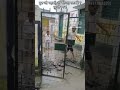 गुरु जी पढ़ाएँ, या कीचड़ उठाएँ?? कुशीनगर के प्राइमरी स्कूल में व्यवस्था के लिए जूझते एक शिक्षक।