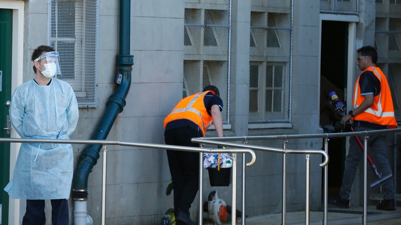 Victorians prepare to re-enter lockdown in COVID hotspot suburbs