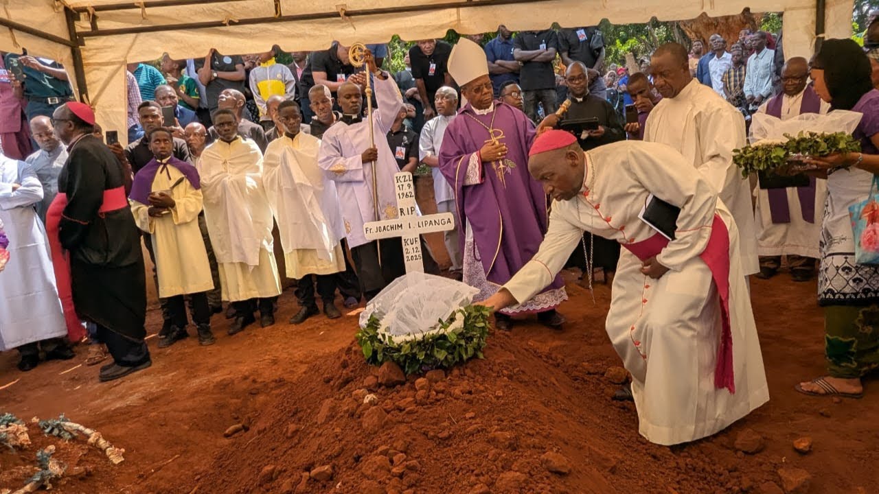 MISA TAKATIFU YA MAZISHI YA PADRE JOACHIM LIPANGA ALIYEKUWA PAROKO WA PAROKIA YA MPAPA-MBINGA