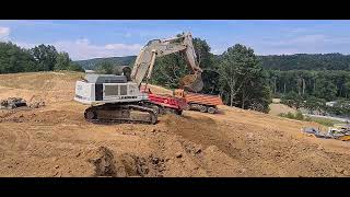 Liebherr 984 loading trucks