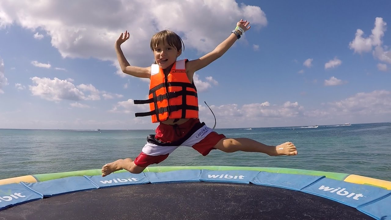 Jump, Dive, Splash Water Fun and Kinder Sorpresa in Mexico YouTube