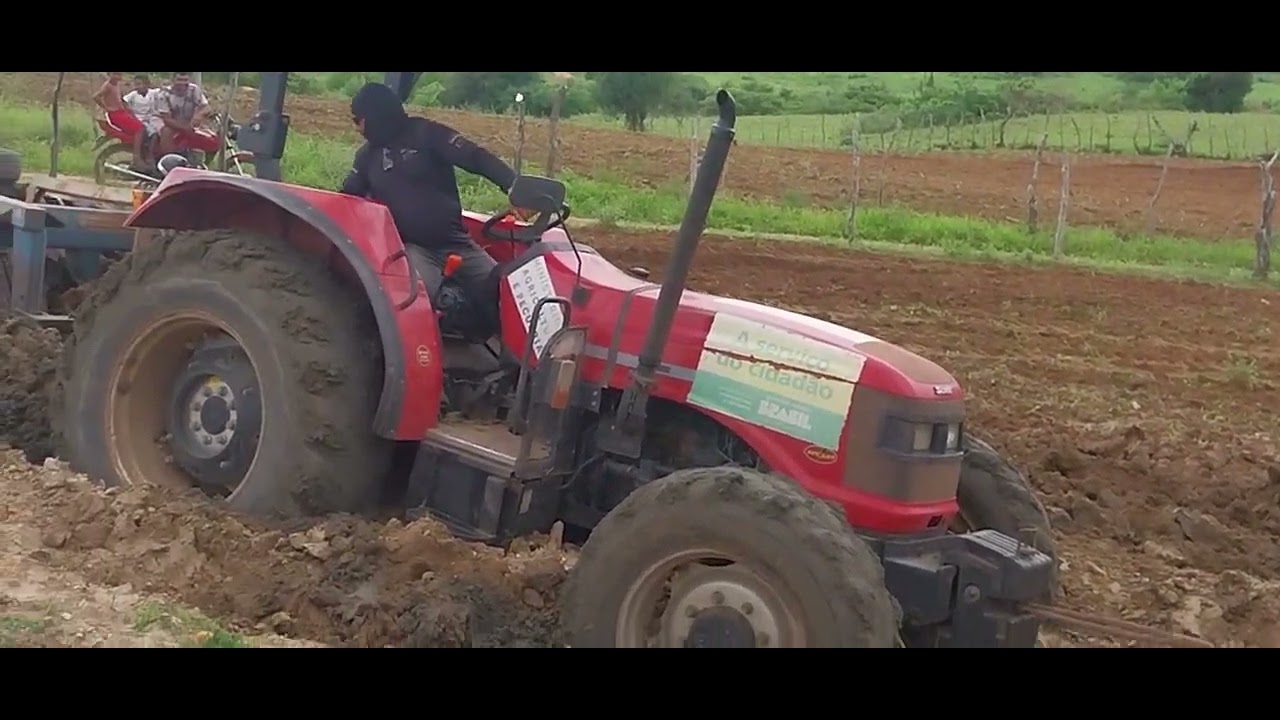 Trator Atolado Sítio Zé Pai.