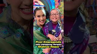 Pixel Kinaragendis satu panggung dengan artis Shahnaz Haque