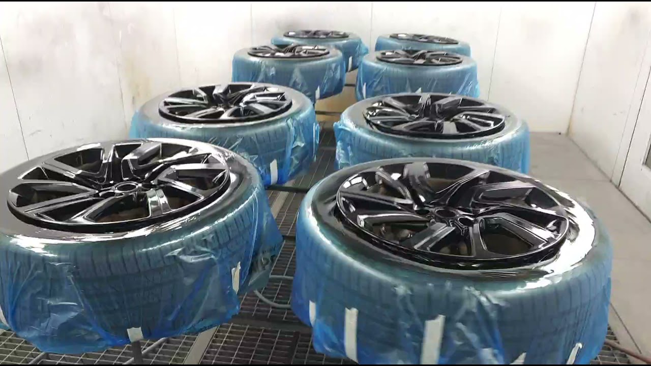 8x Lamborghini Urus Felgen Schwarz Hochglanz Lackierung.