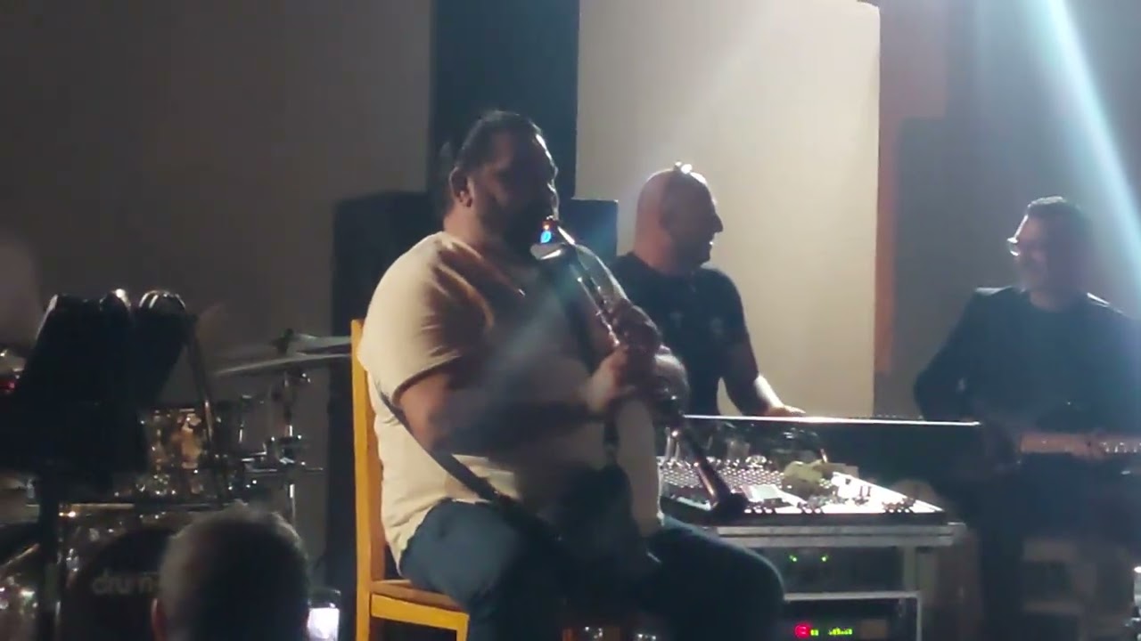 Толығымен жалаңаш әнші Алеша