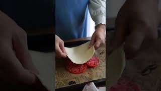 Открытый пирог из лепёшки роти с помидорами и бураттой