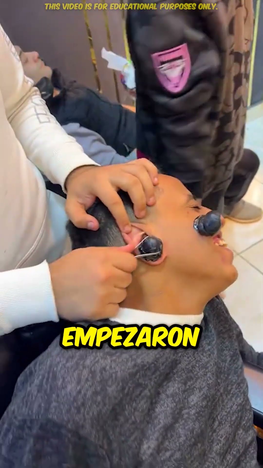 ¡Sintió algo ATASCADO en su cara! ?