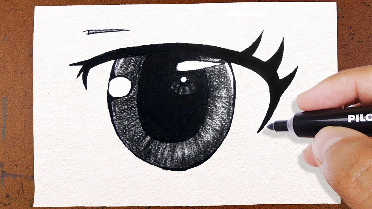 Desenhando olhos de anime com caneta.