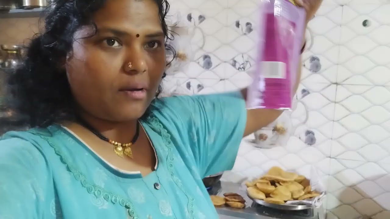 आज पुऱ्या केल्या पिवळा बटाटा केला पण श्रीखंडानी फसवलं 