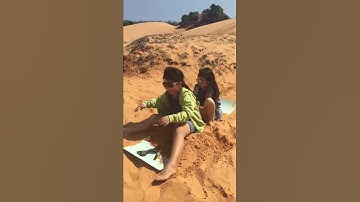 Hai chị em trượt cát Phan Thiết