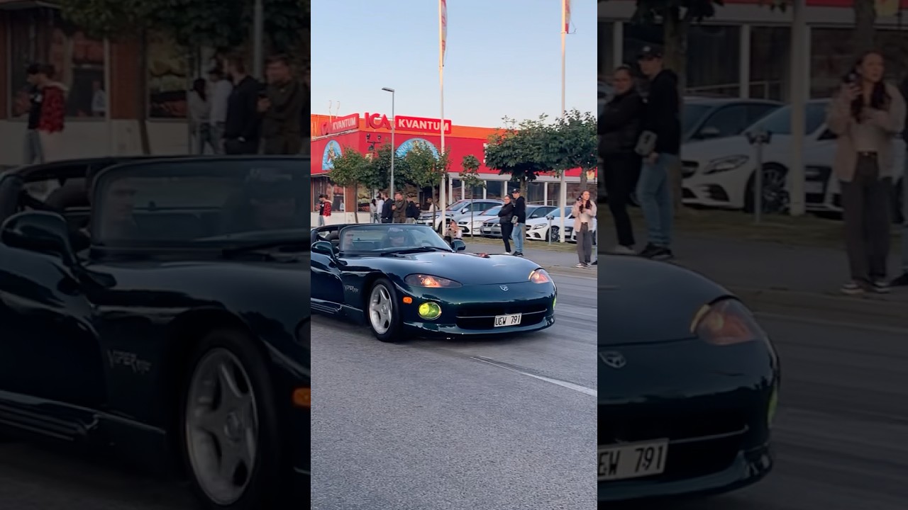 Dodge Viper RT/10 arriving to a car meet! 