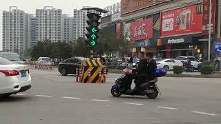 [Chinese Simplified]中国太阳能交通信号灯，BOMSOLAR制造的太阳能交通标志，太阳能交通信号灯