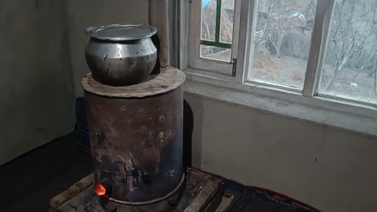 Bukhari Traditional room heater in Kashmir - YouTube