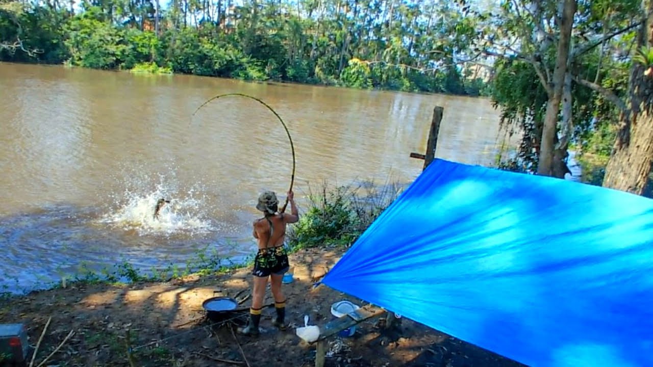 Pescaria Rústico com vara de bambu.  