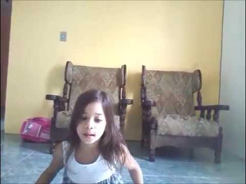 Nina cantando e dançando - YouTube