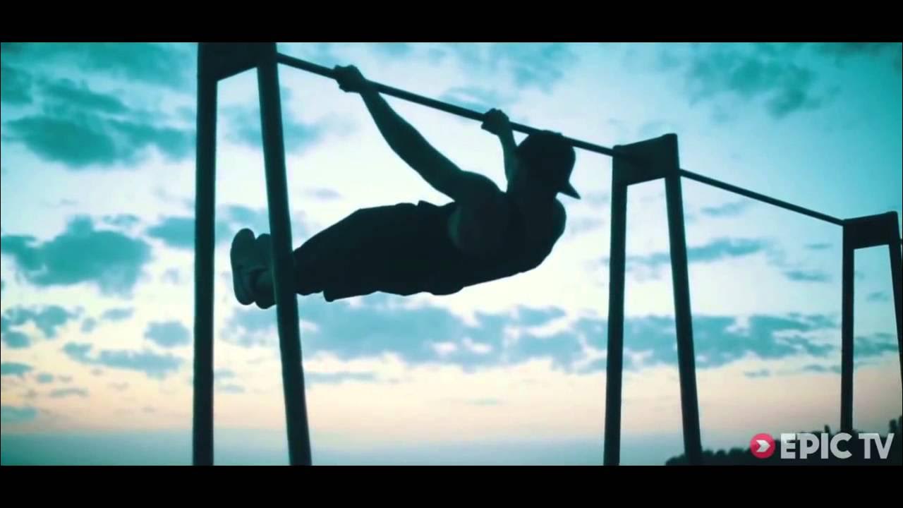 Силуэт спортсмена на турнике