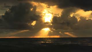 картинка: Золотой час для фотографа. Шторм на закате в Сочи 