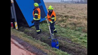 Při nehodě nákladního vozidla na Příbramsku došlo k masivnímu úniku nafty, řidič se nezranil