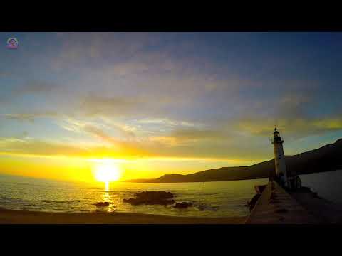 Coucher de soleil sur la plage du phare de Propriano ( feu de Scoglio Longo ) en timelapse