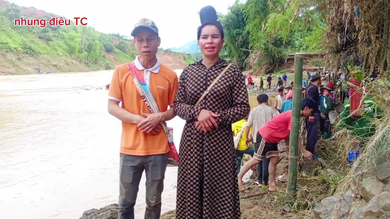 lò điêu đi thăm Quảng sương gặp dân bản đi làm đường trong bản ní lũ lụt