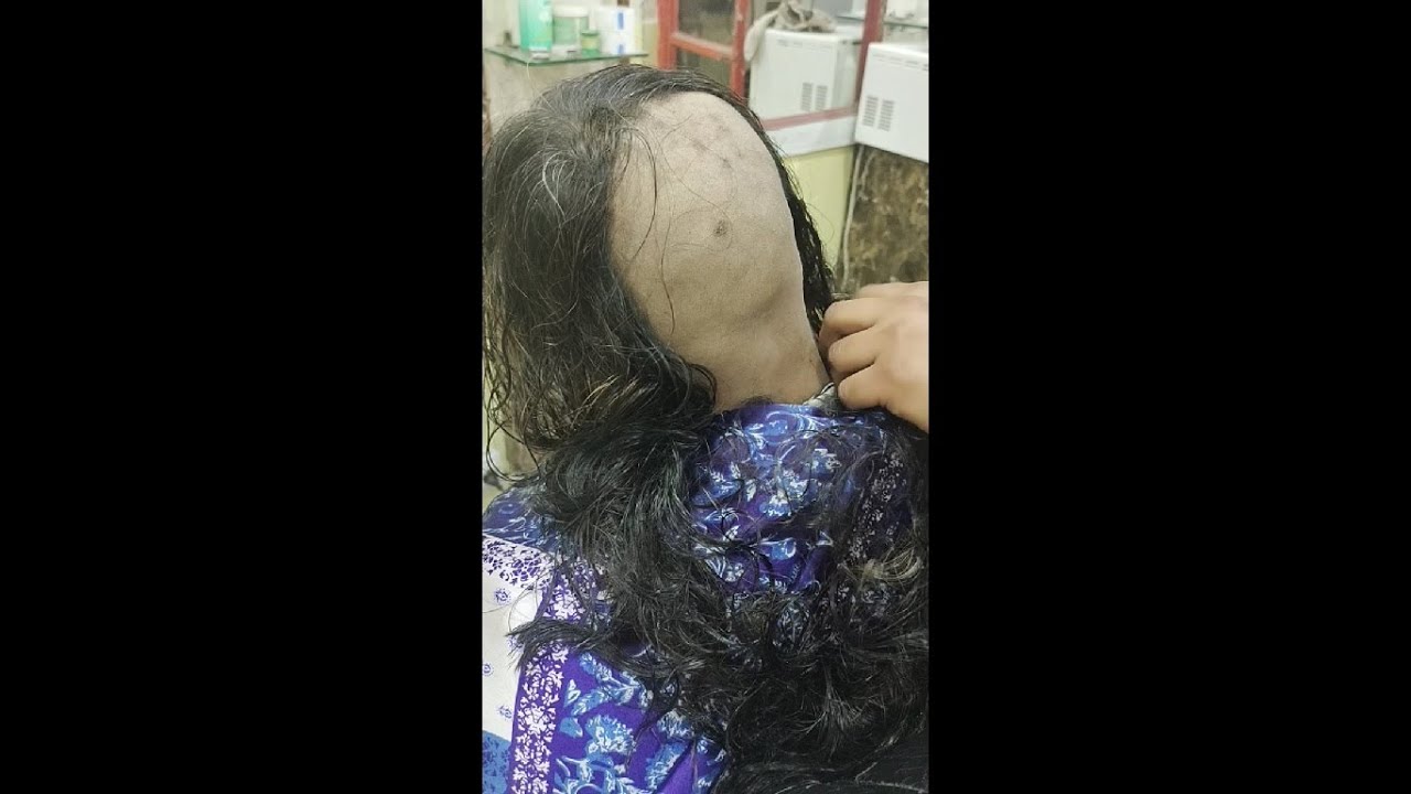 curly baalo se pareshan ho kar juhi ne apna sar mundwaya      part 1