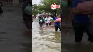 Pelajar UMK terpaksa redah banjir untuk keluar dari kawasan kolej