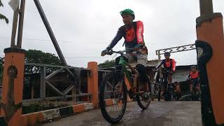 Pesepeda Di Atas Jembatan