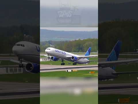 United Airlines Boeing 767 performs a LOUD TAKEOFF #shorts #airplane #planespotting #boeing767