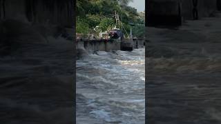 Big Waves When Yangming Container Ship Pes By