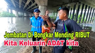 ngamuk jembatan di bongkar mending kita ribut, kita keluarin adat kita \u0026 kdm harus cari solusi