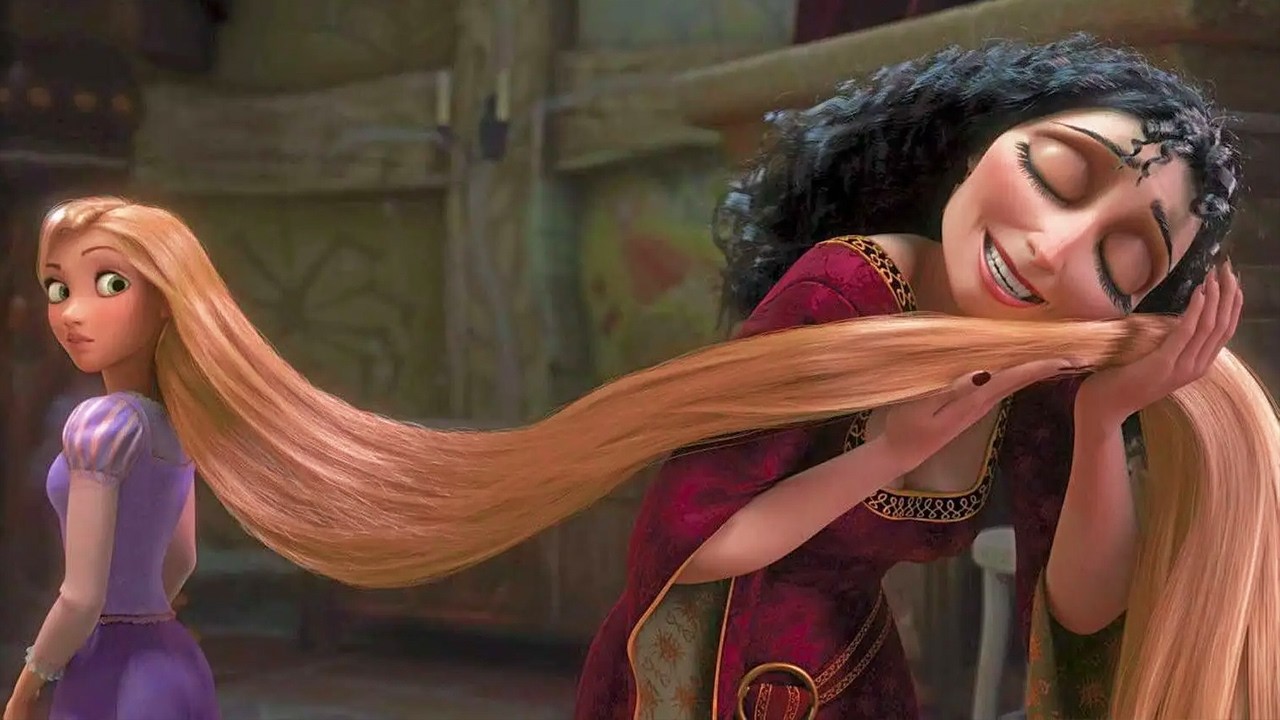 ساحرة شريرة سرقت بنت الملك والملكه بسبب شعرها السحري الذي يعيد الشباب