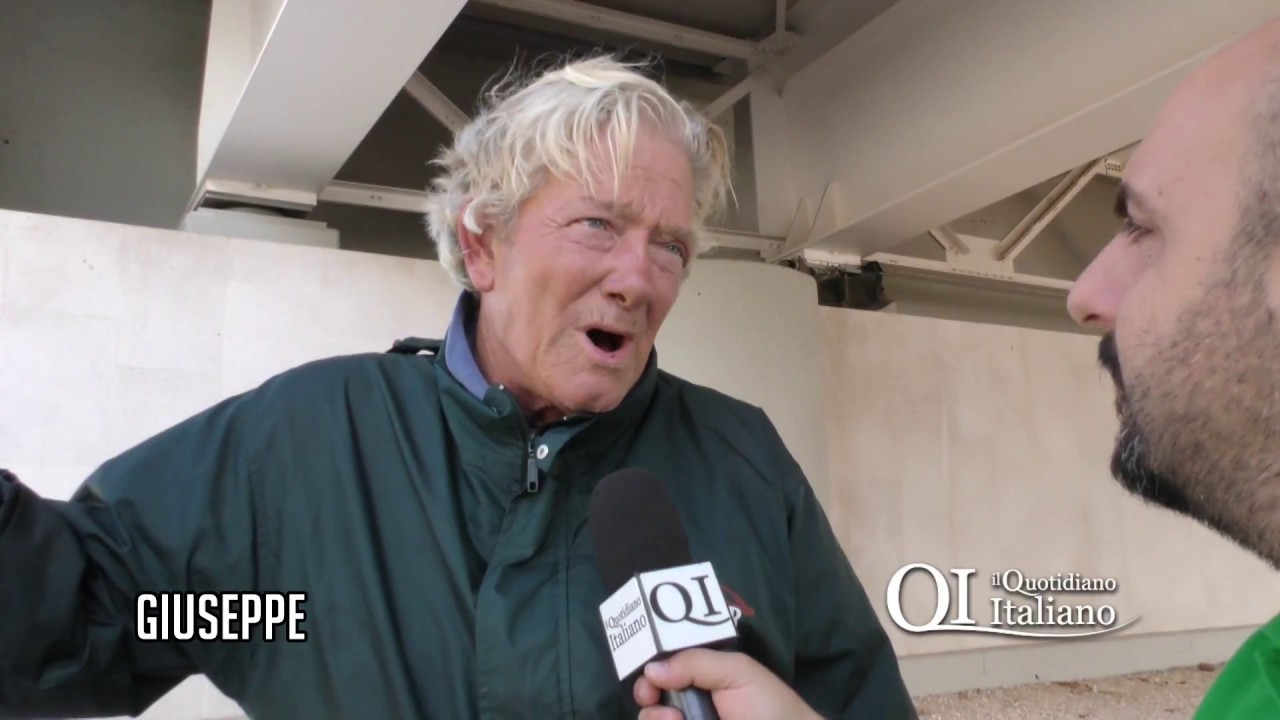 Giuseppe parcheggiatore abusivo davanti alla Procura di Bari