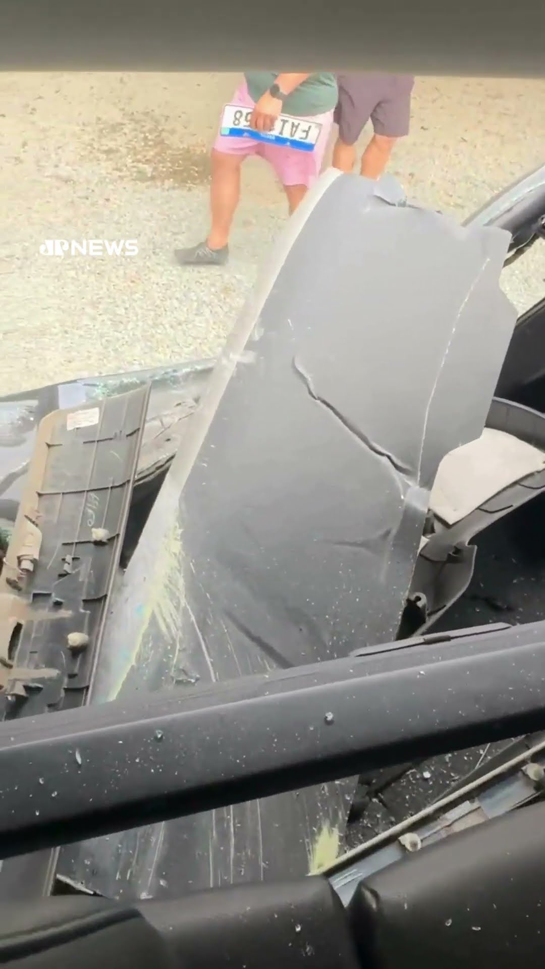Hélice de helicóptero cai e atinge carro estacionado a 500 metros do acidente em SC #shorts