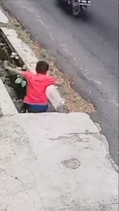 Lihat apa sih dek sampai gak lihat jalan #shorts #bikinngakak