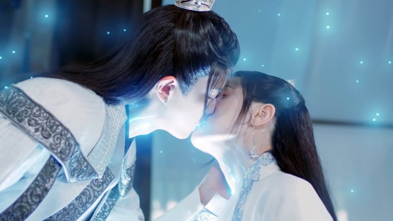 قبل (تشانغ يي) (يون هي) أمام الجميع، فقط للسماح لها بالبقاء بجانبه إلى الأبد| مقطع من الهمسة الزرقاء