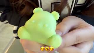 Elisia Bought A Blind Box While Waiting For The Plane