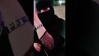 سعوديه تنتقد البنات وهي ترضع المشاهدين من صدرها في البث الله يستر عالجميع