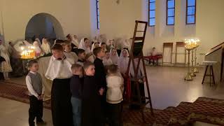 Дети поют на литургии